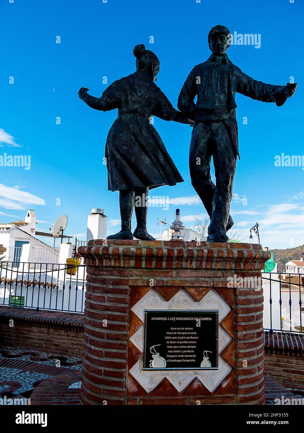 Competa est une ville blanche dans les montagnes au-dessus de Málaga en Andalousie Espagne.cette statue près de l'église célèbre la danse fandango ardente de Competa Banque D'Images