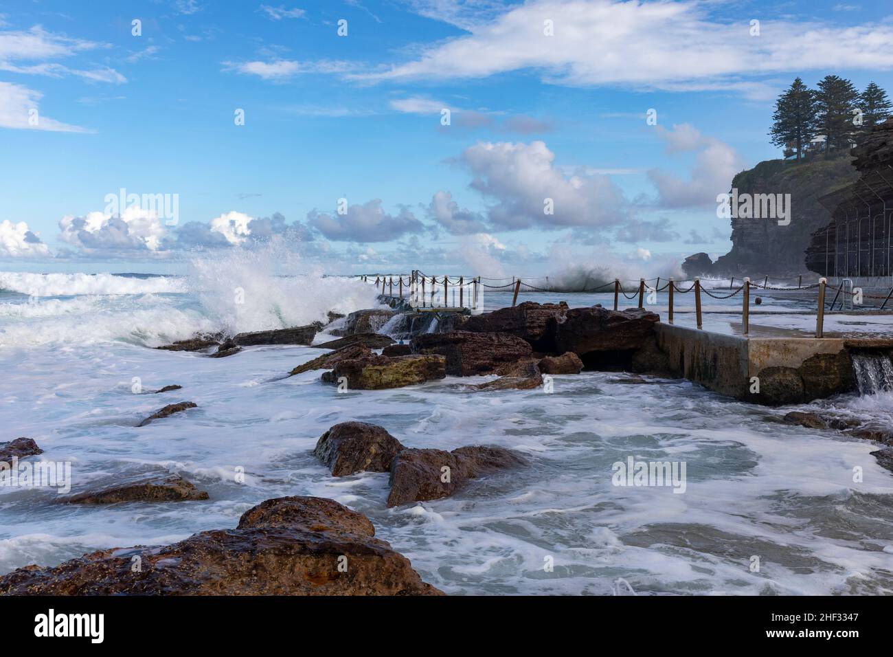 Grandes vagues se déroulant sur Avalon Beach Sydney et surplombant la ...