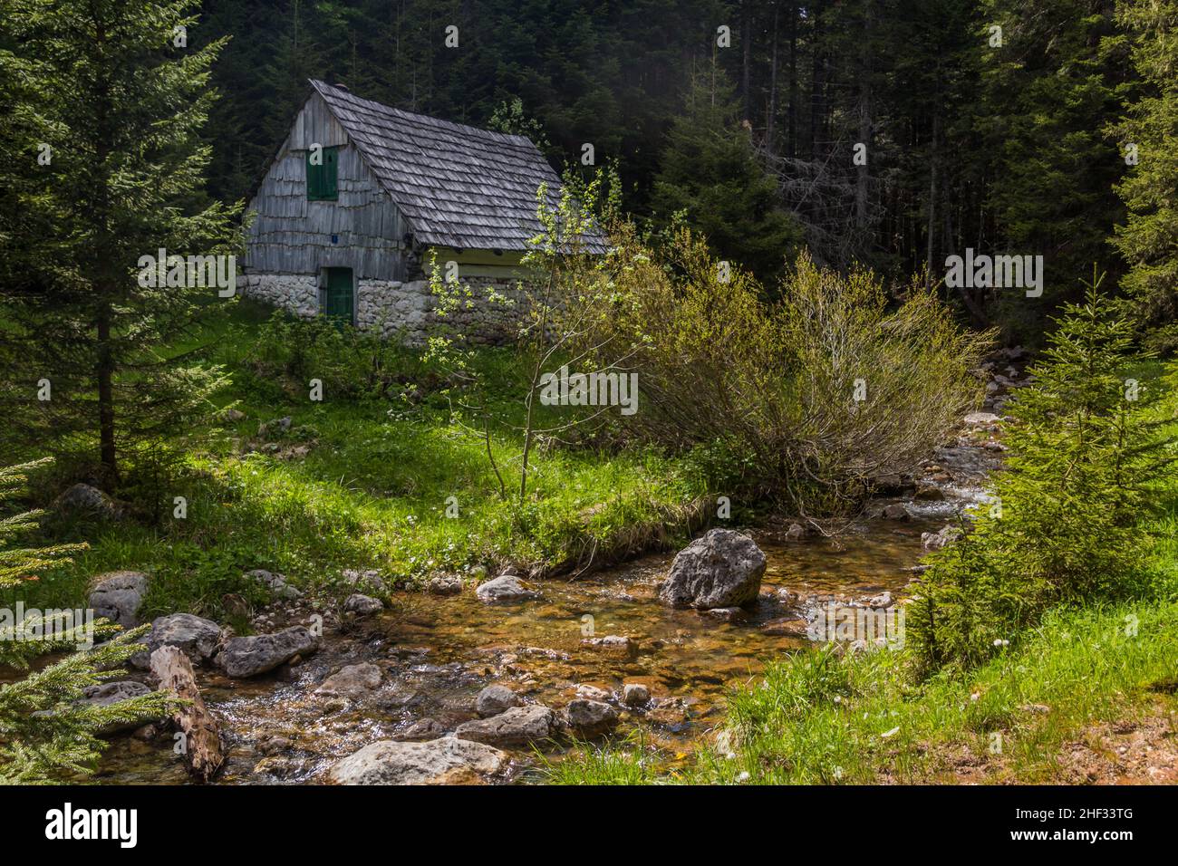 Ancien moulin de Mlinski potok ruisseau dans les montagnes Durmitor, Monténégro Banque D'Images