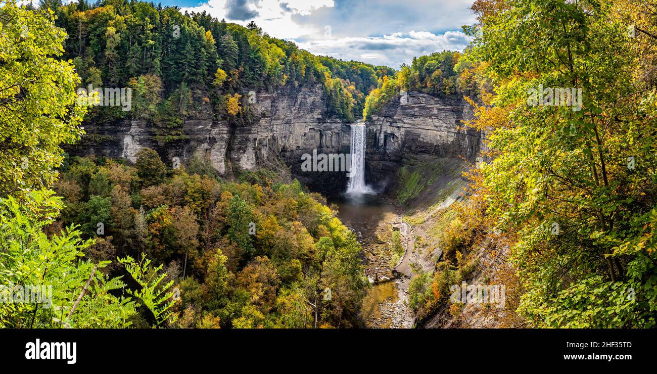 Taughannock Falls durant le changement de couleur des feuilles d'automne dans la région de Finger Lakes, dans le nord de l'État de New York. Banque D'Images