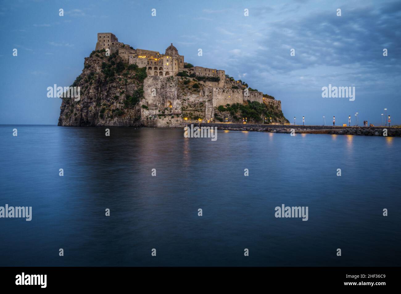 Vue sur le château aragonais (Castello Aragonese) à l'heure bleue, Ischia, Italie Banque D'Images