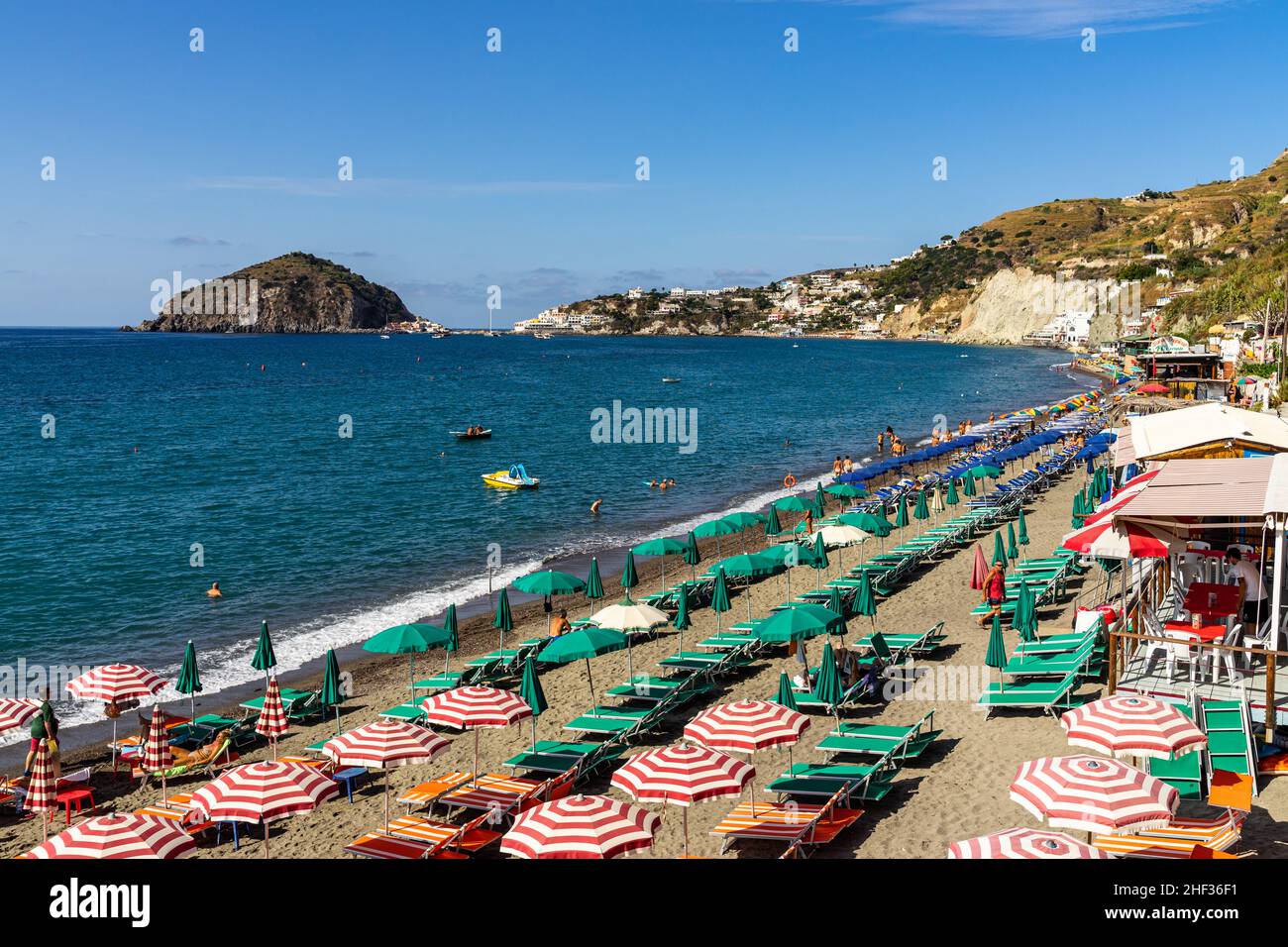 Vue sur la plage de Maronti, la plus grande plage d'Ischia destination populaire de vacances d'été, Ischia, Italie Banque D'Images