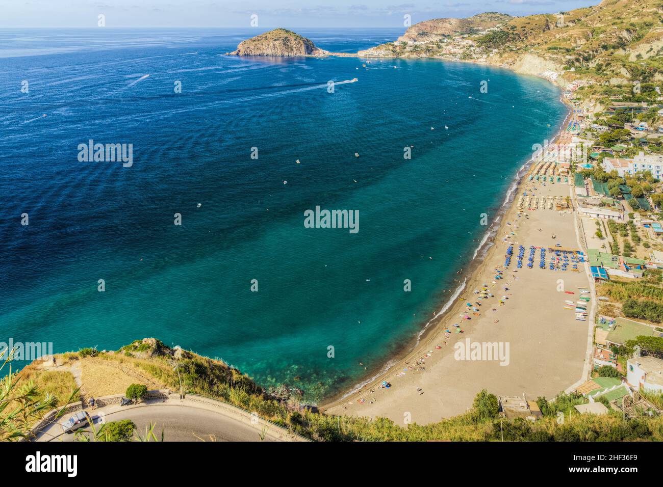 Belle vue panoramique sur la plage de Maronti, l'une des plages les plus populaires de l'île d'Ischia, en Italie Banque D'Images