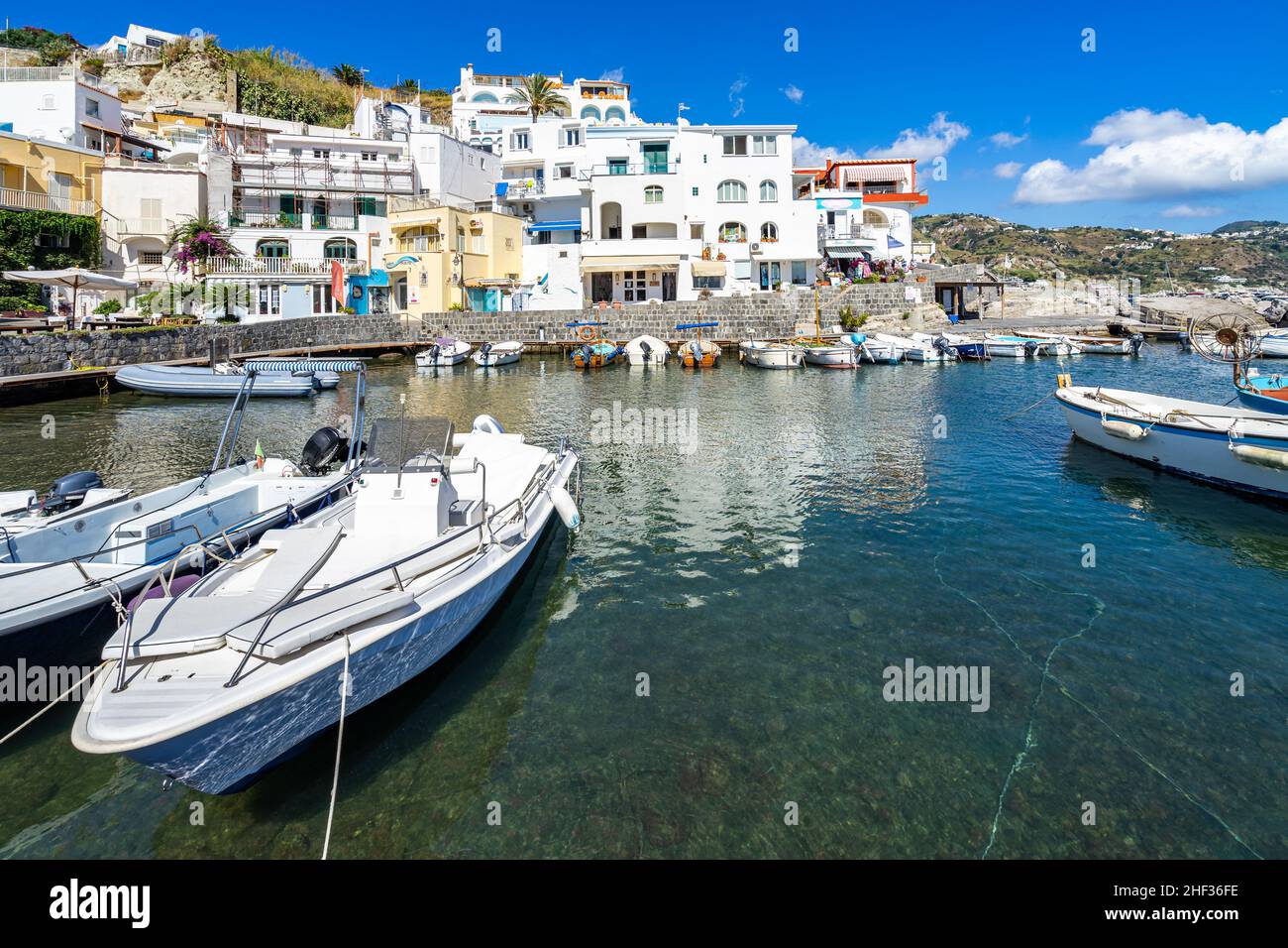 Des bateaux de pêche amarrés au port coloré de Sant’Angelo d’Ischia.Sant’Angelo, Italie, 2021 septembre Banque D'Images