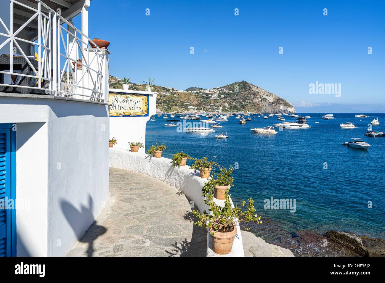 Un hôtel sur Ischia avec une vue imprenable sur la plage de Maronti, l'un des plus populaires de l'île.Ischia, Italie, septembre 2021 Banque D'Images