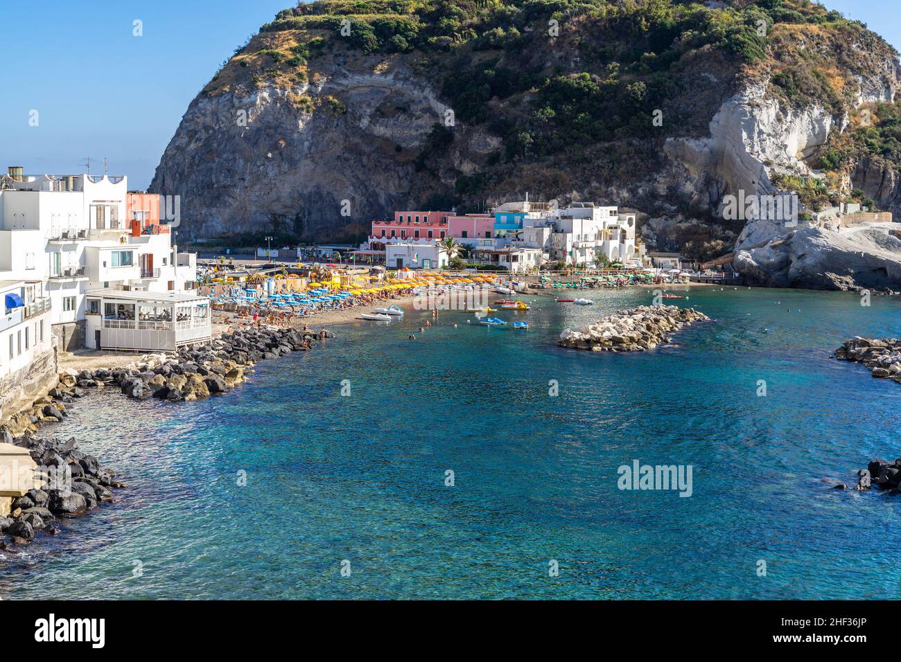 Vue sur Sant'Angelo, un charmant village de pêcheurs et une destination touristique populaire à Ischia, en Italie Banque D'Images
