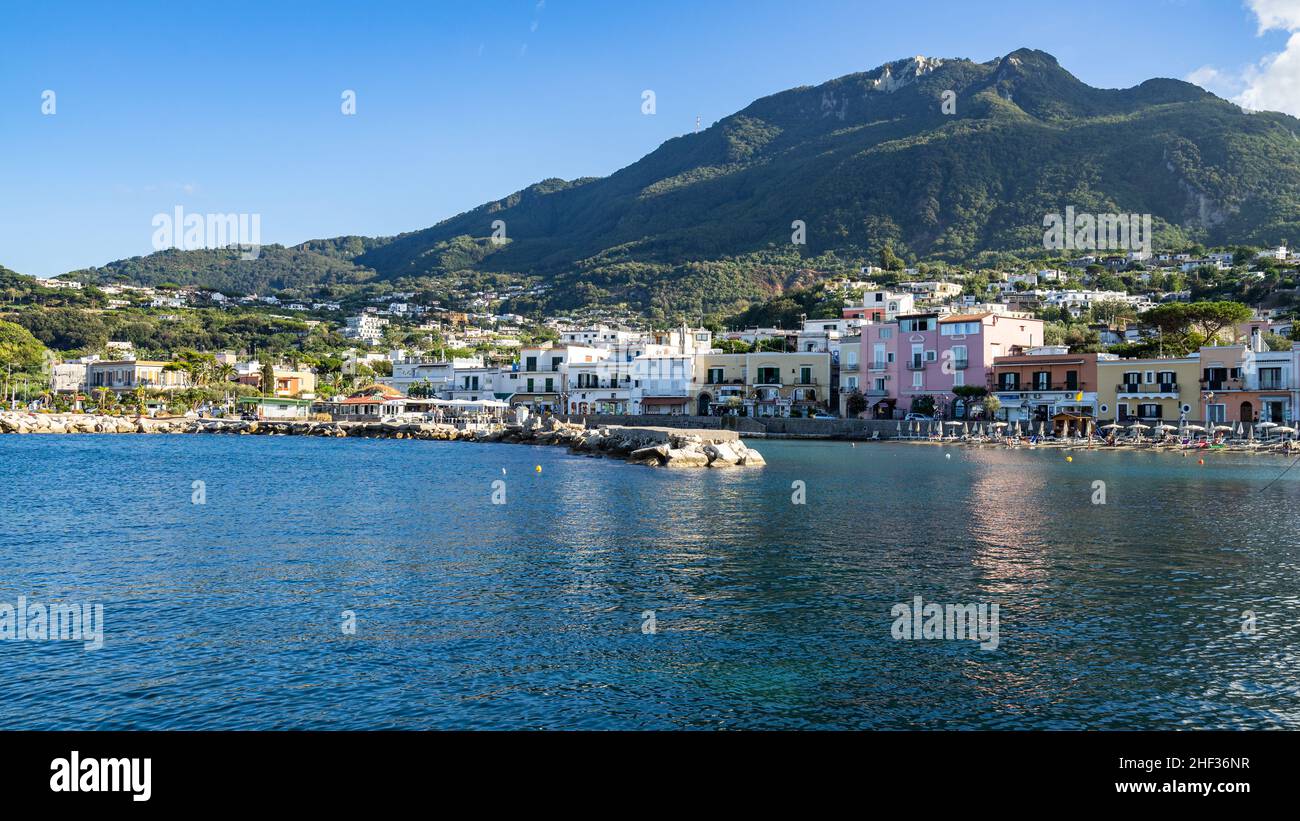 Vue sur Lacco Ameno, une jolie ville et célèbre destination touristique sur Ischia, Italie Banque D'Images
