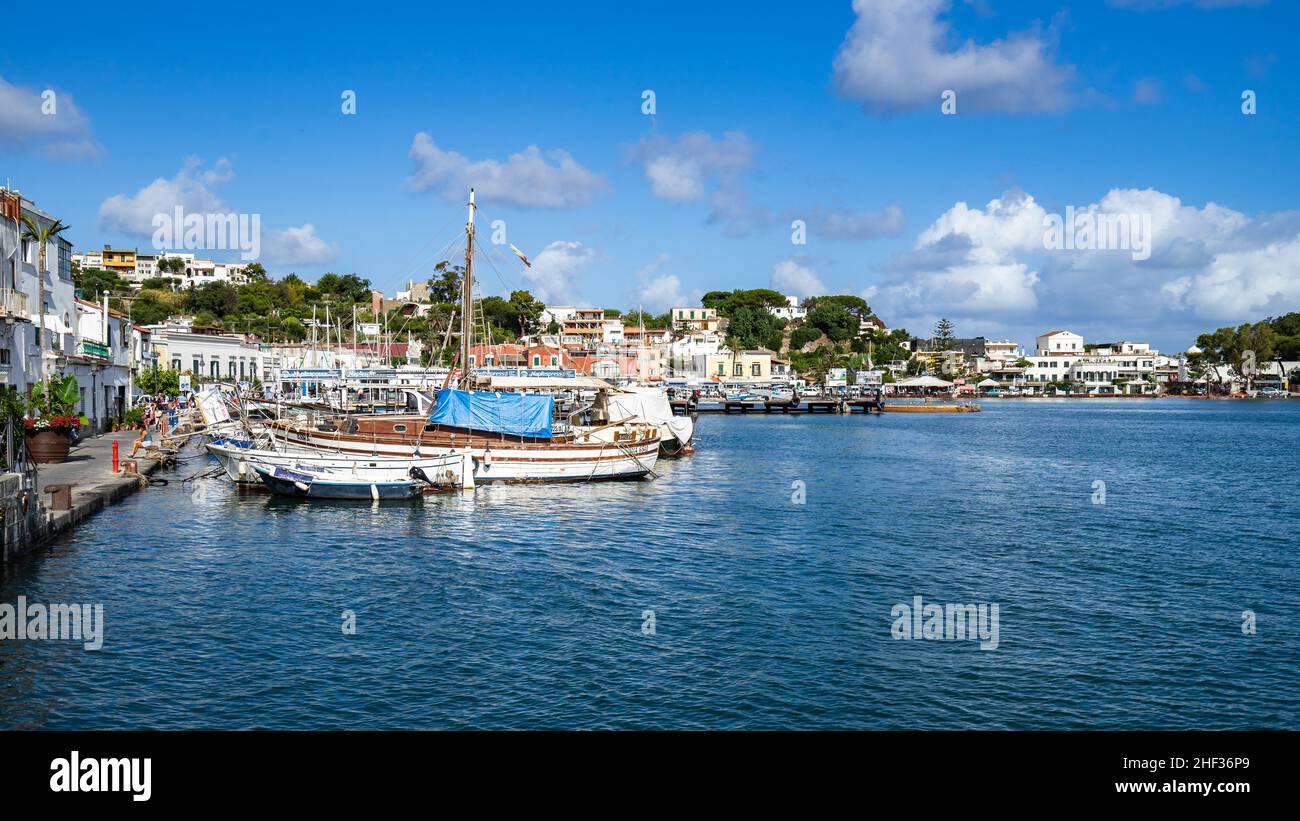 Bateaux de pêche et yachts amarrés à Ischia Porto dans une belle journée ensoleillée, région Campanie, Italie Banque D'Images