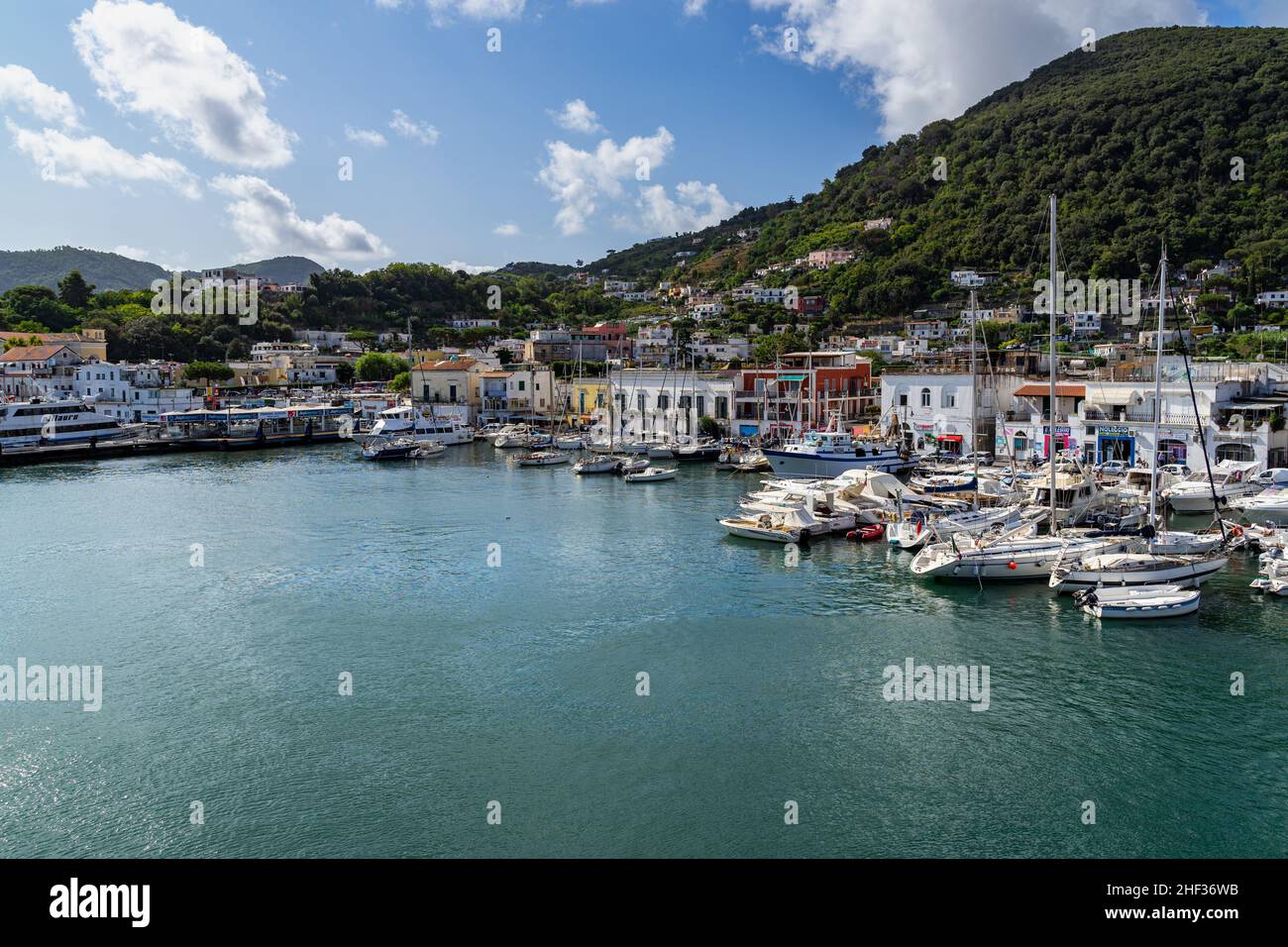 Bateaux de pêche et yachts amarrés à Ischia Porto dans une belle journée ensoleillée, région Campanie, Italie Banque D'Images