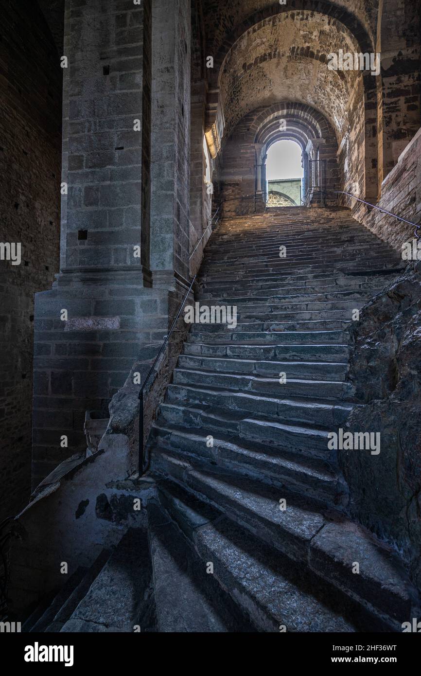 Escalier intérieur à Sacra di San Michele, l'un des plus célèbres monuments de la région du Piémont, en Italie Banque D'Images