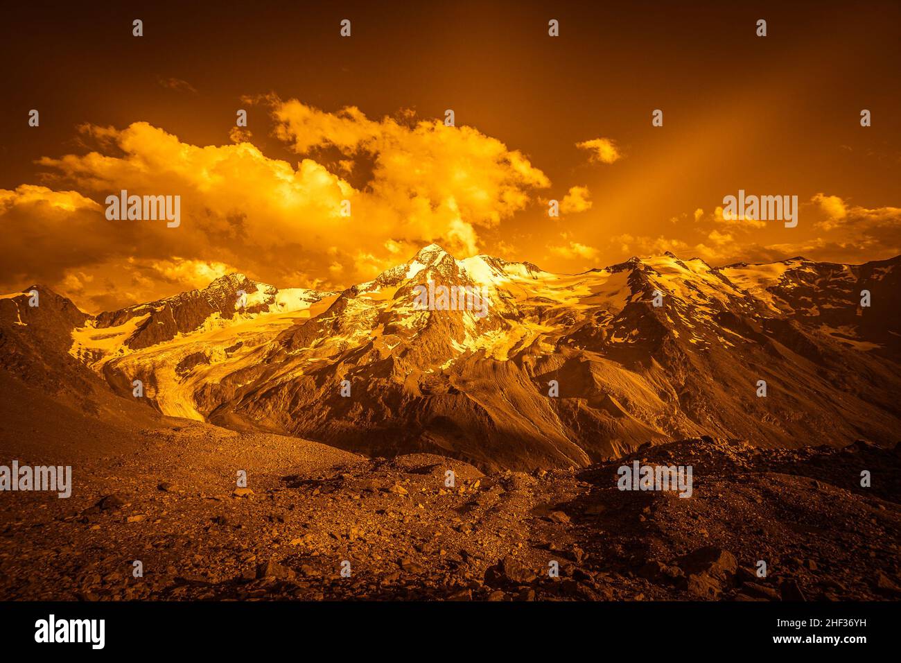 Couleur fantaisie du massif de la Palla Bianca entouré de trois glaciers Banque D'Images