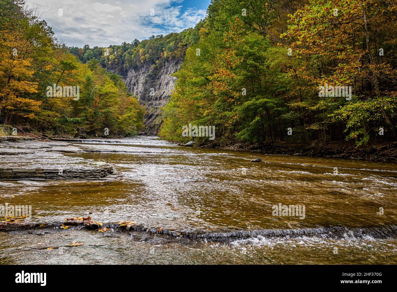 Ruisseau Taughannock durant le changement de couleur des feuilles d'automne dans la région des lacs Finger, dans le nord de l'État de New York. Banque D'Images