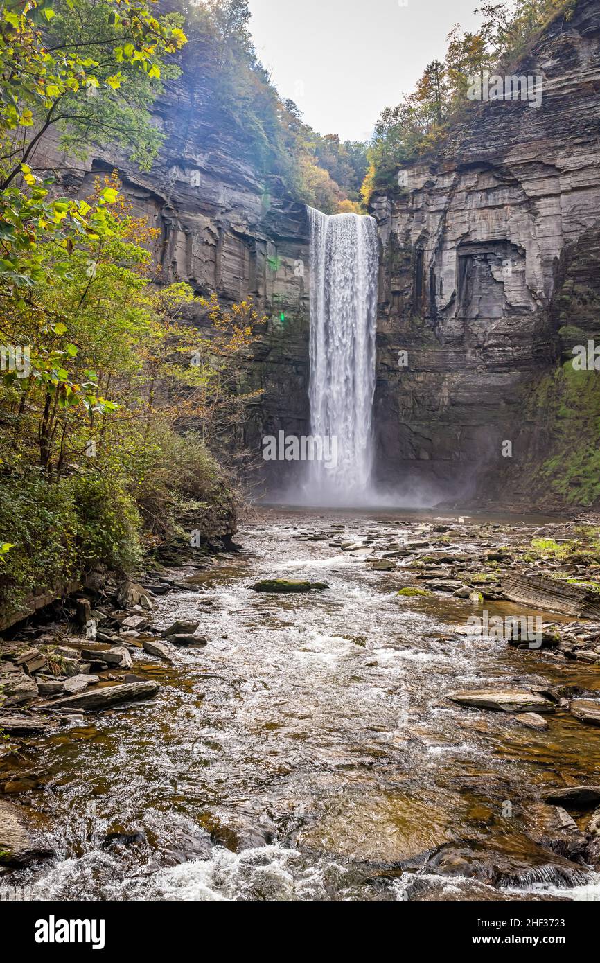 Taughannock Falls durant le changement de couleur des feuilles d'automne dans la région de Finger Lakes, dans le nord de l'État de New York. Banque D'Images