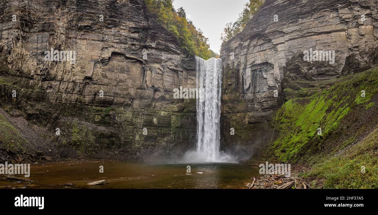 Taughannock Falls durant le changement de couleur des feuilles d'automne dans la région de Finger Lakes, dans le nord de l'État de New York. Banque D'Images