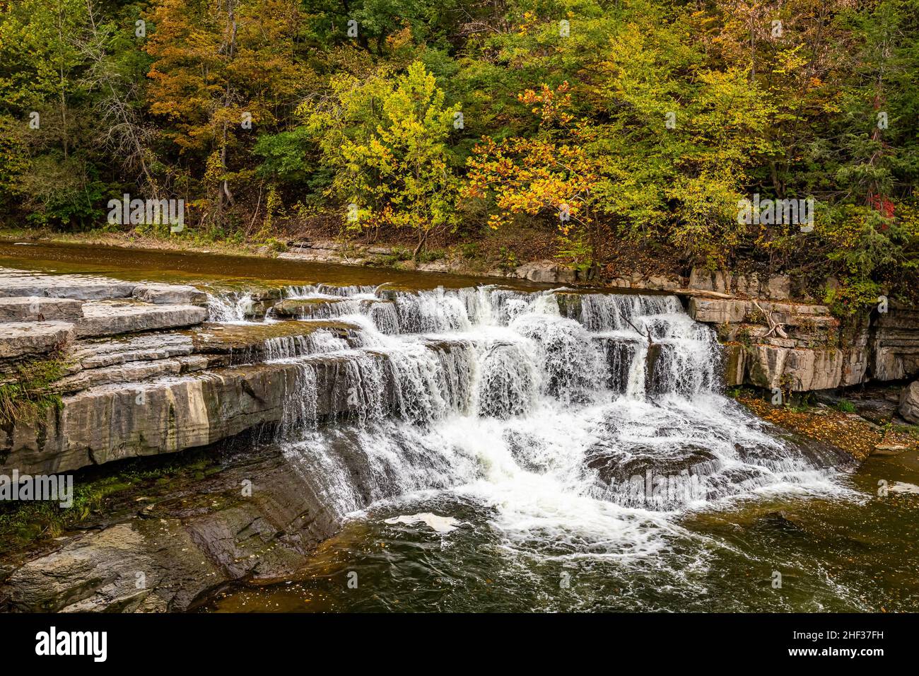 Ruisseau Taughannock durant le changement de couleur des feuilles d'automne dans la région des lacs Finger, dans le nord de l'État de New York. Banque D'Images