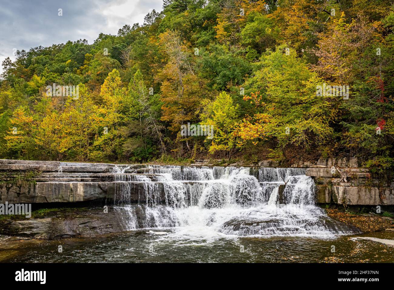 Ruisseau Taughannock durant le changement de couleur des feuilles d'automne dans la région des lacs Finger, dans le nord de l'État de New York. Banque D'Images