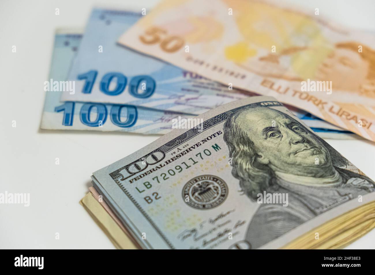 Lire turque et dollars américains.Crise financière, change de billets de banque.Istanbul, Turquie - janvier 2022 Banque D'Images