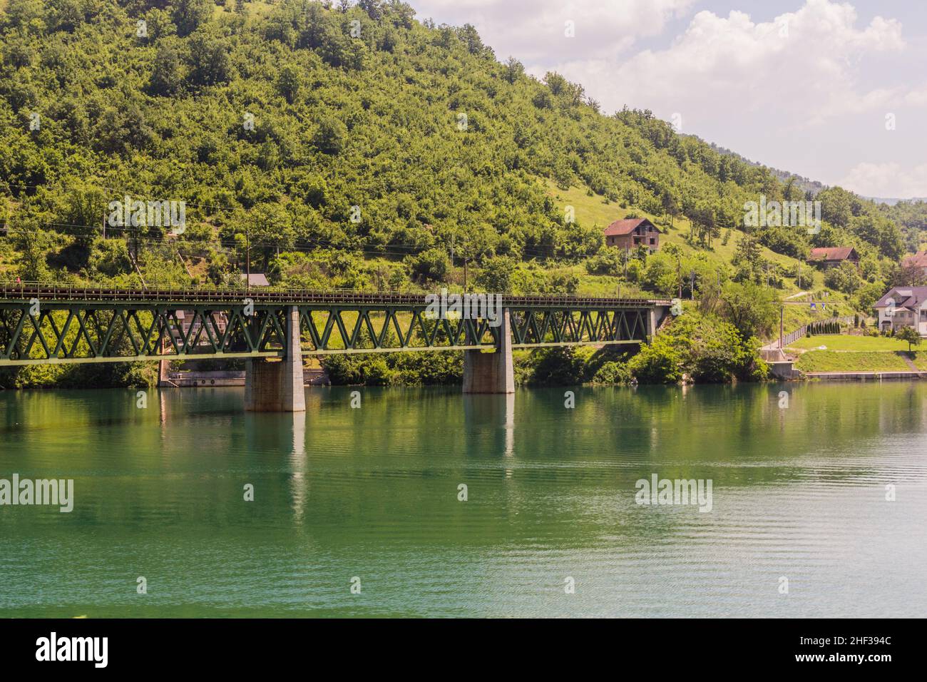 Pont ferroviaire au-dessus du lac Jablanica, Bosnie-Herzégovine Banque D'Images