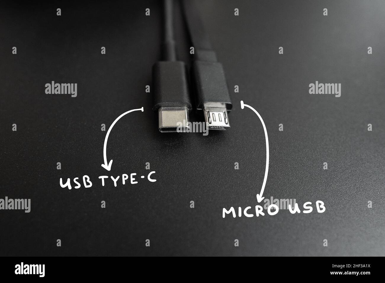 Câbles de connexion usb type C et micro-fils.Norme technologique populaire et ancienne Banque D'Images