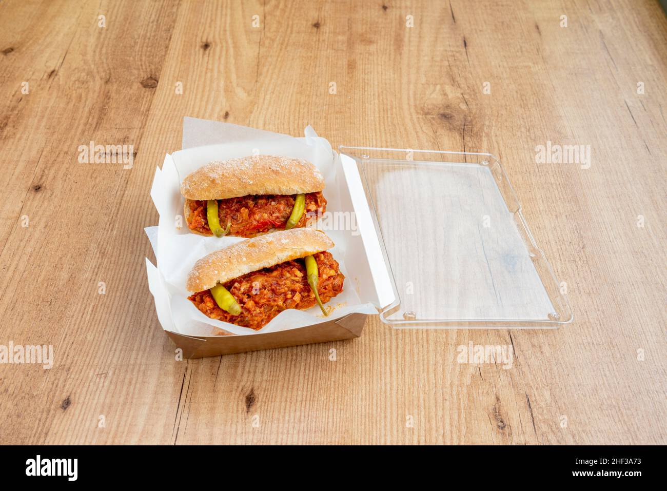 Les vieux vêtements, la viande déchiquetée, la viande déchiquetée ou la viande déchiquetée est une préparation à base de viande déchiquetée, en particulier la jupe de la vache avec le piment Banque D'Images