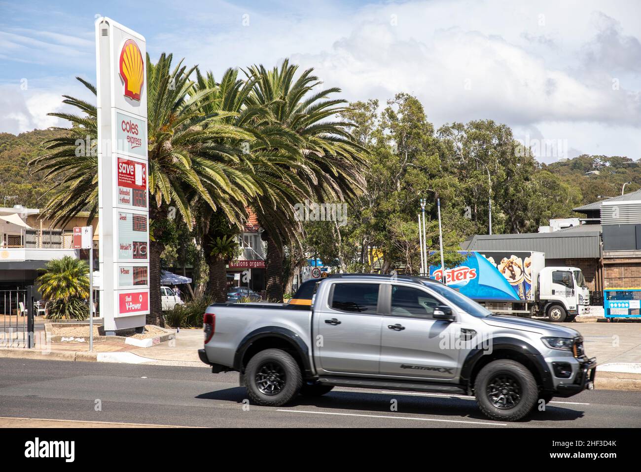 Station essence Shell à Avalon Beach Sydney avec magasin d'alimentation Coles Express et Ford Ranger Wildtrack passant devant Sydney, Australie Banque D'Images