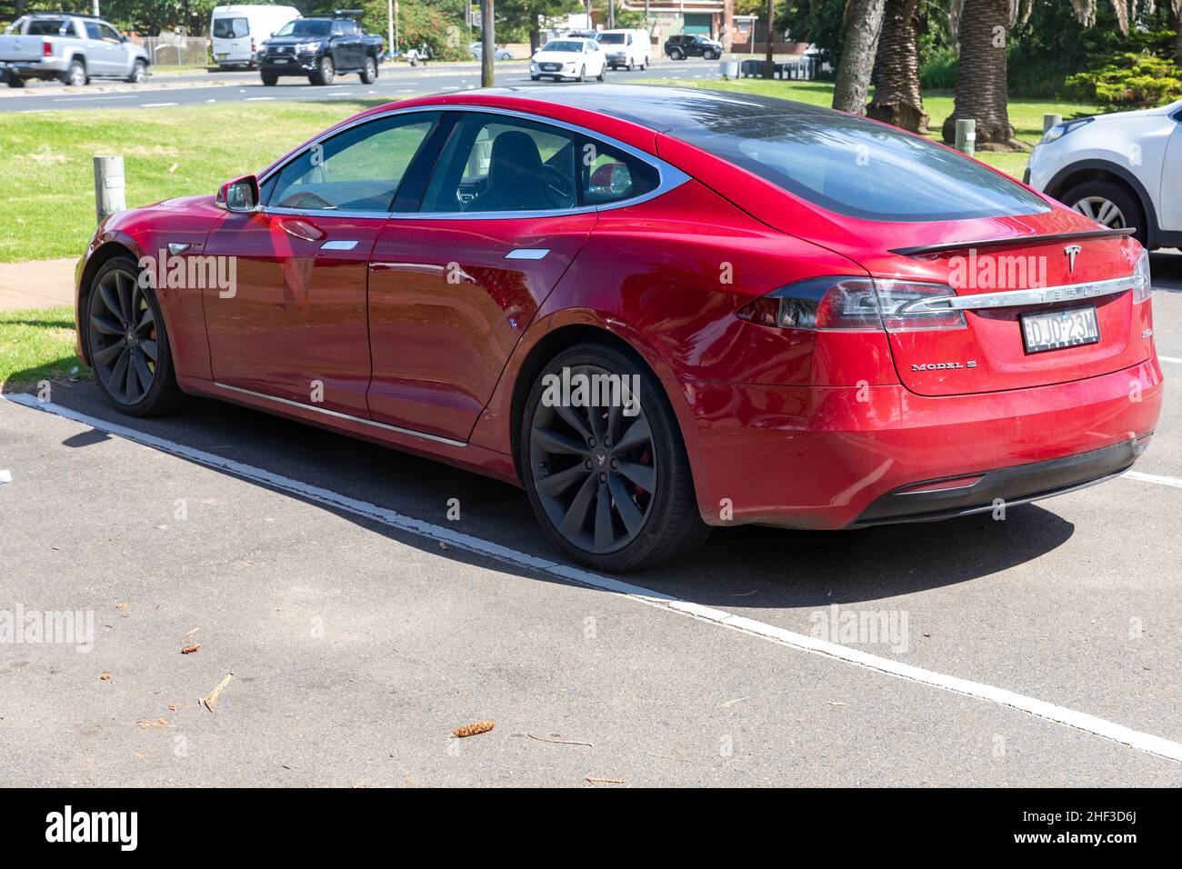 Modèle 2016 Tesla modèle S P85D stationné à Sydney dans un parking, Nouvelle-Galles du Sud, Australie Banque D'Images