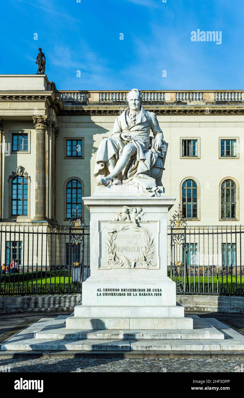 Statue de Wilhelm von Humboldt à Berlin, Allemagne.Humboldt était un philosophe allemand, fonctionnaire, diplomate, linguiste et fondateur du Hu Banque D'Images