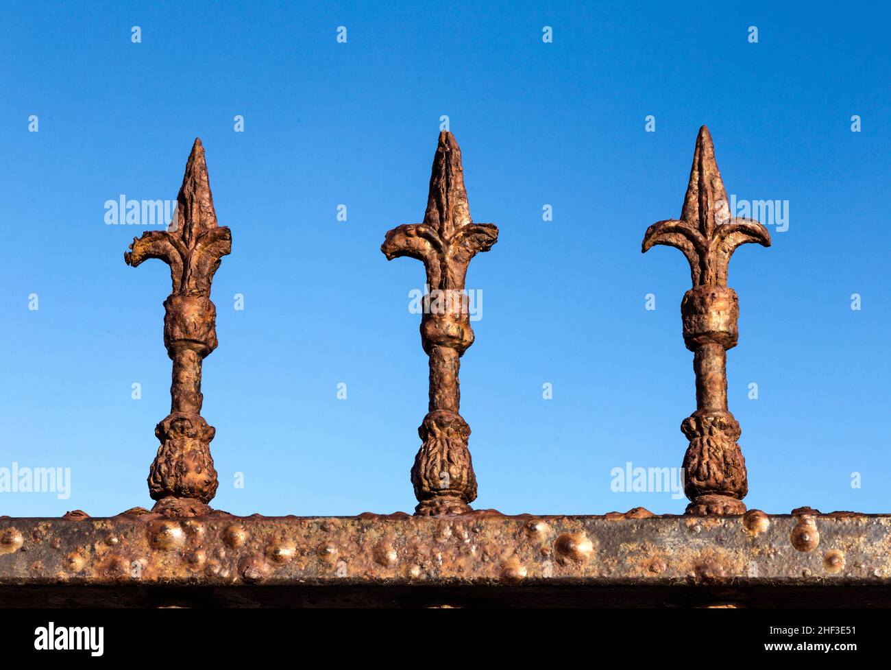 Old rusty décorative porte en acier contre le ciel bleu Banque D'Images