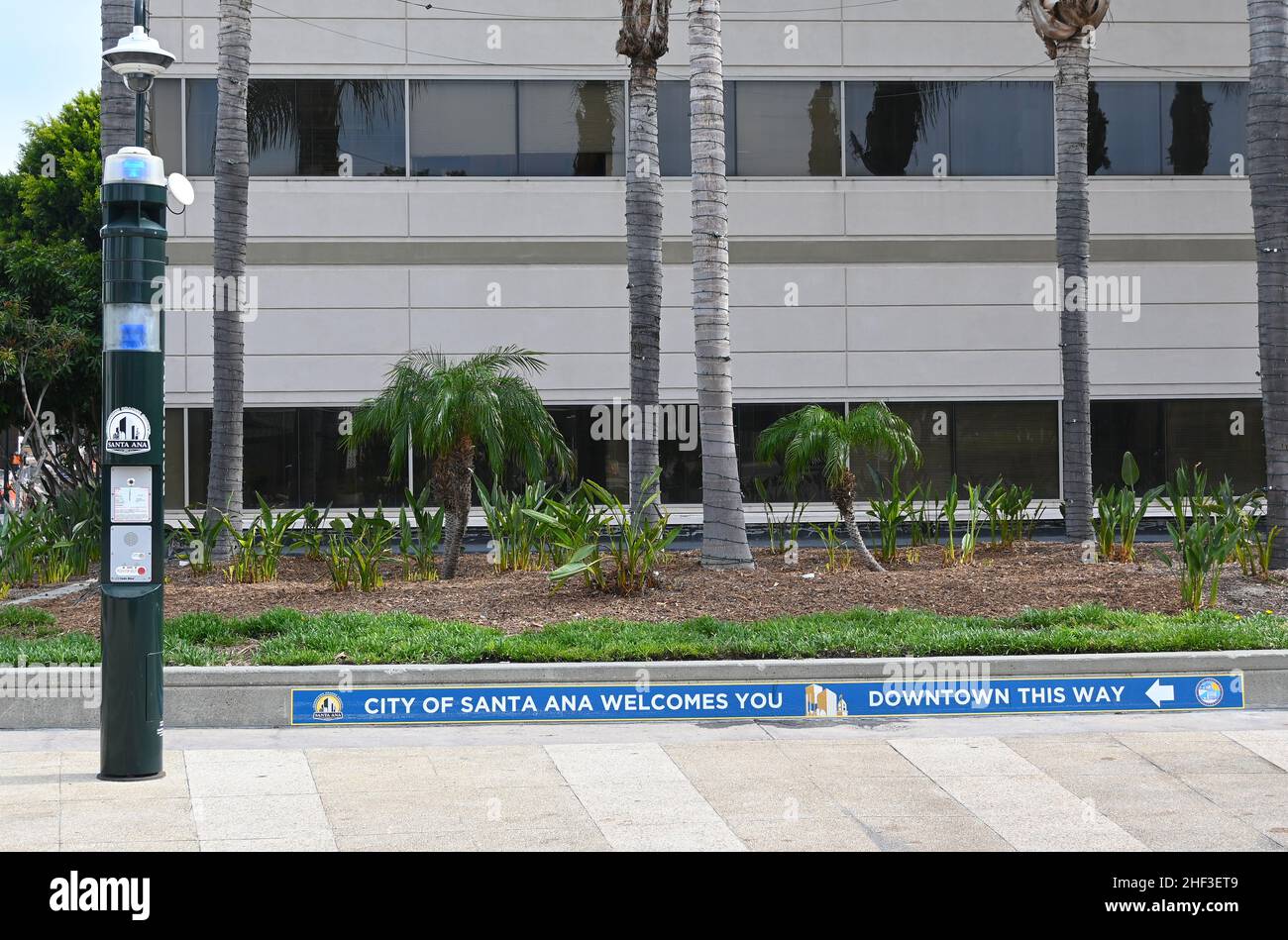 SANTA ANA, CALIFORNIE - 10 JANVIER 2022 : boîte d'appel d'urgence dans le centre civique d'Orange County. Banque D'Images