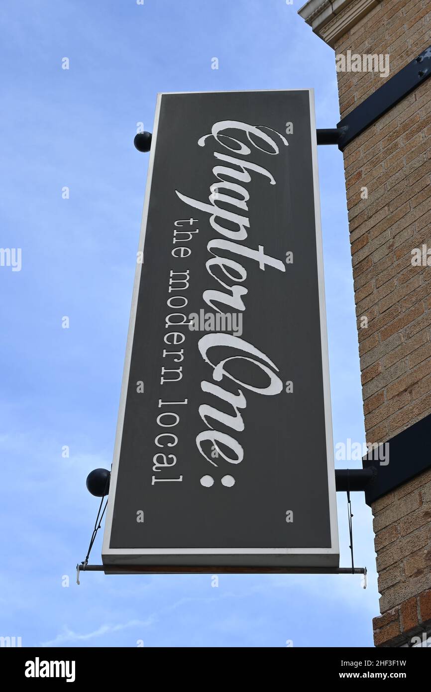 SANTA ANA, CALIFORNIE - 12 JANVIER 2022 : signez au chapitre un un pub gastronomique moderne servant des produits locaux, des plats de saison, des bières artisanales et des cocktails culinaires. Banque D'Images