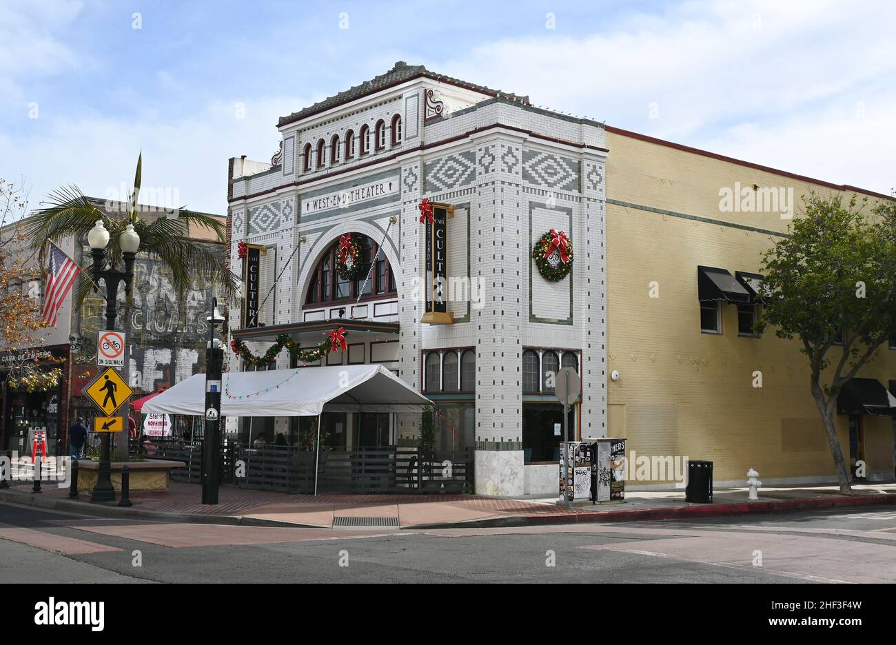 SANTA ANA, CALIFORNIE - 12 JANVIER 2022 : café Cultura, cuisine mexicaine décontractée, boissons expresso et sodas artisanales dans l'ancien bâtiment du West End Theatre. Banque D'Images