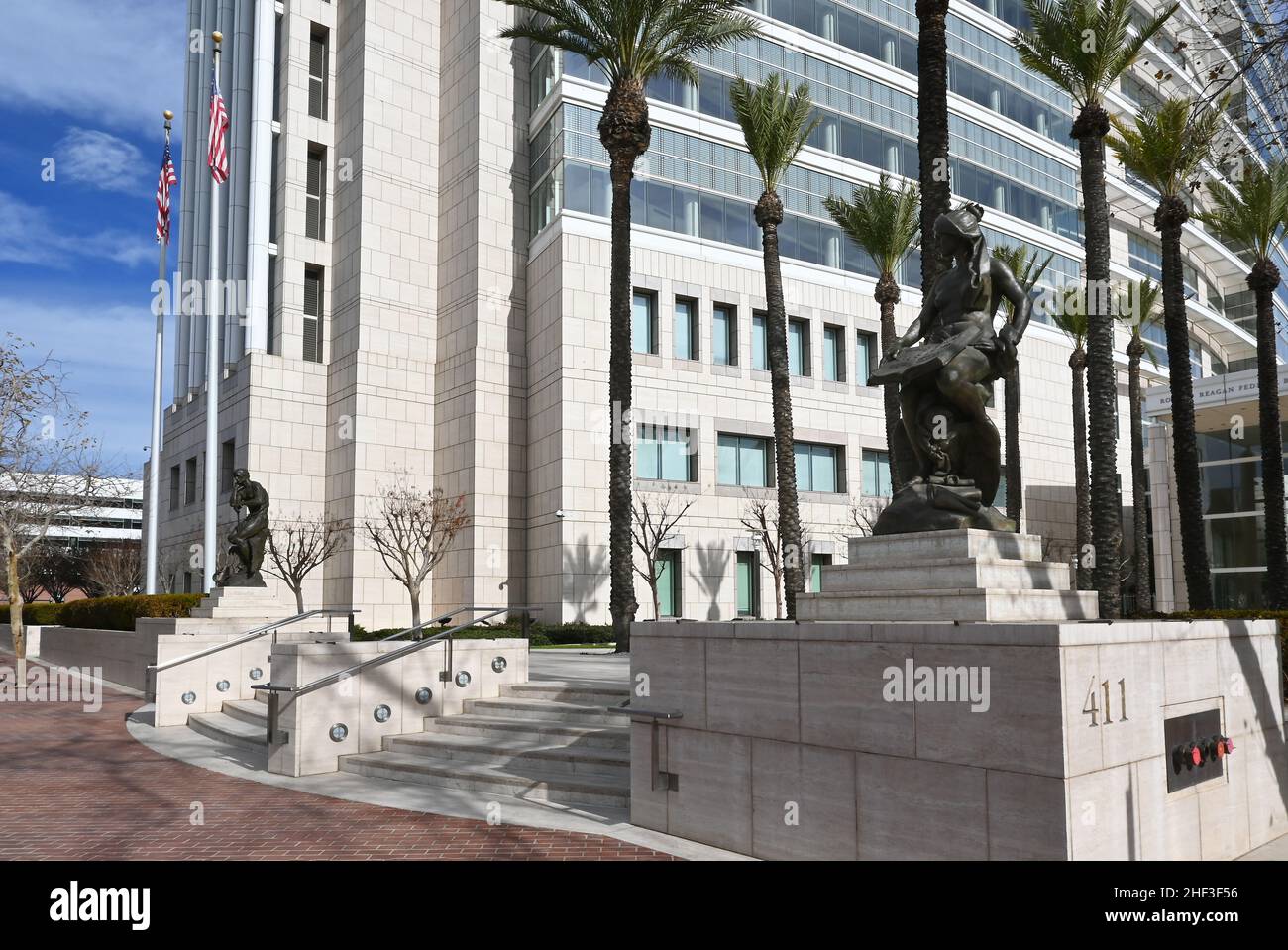 SANTA ANA, CALIFORNIE - 12 JANVIER 2022 : marches et statues au bâtiment fédéral Ronald Reagan et au palais de justice des États-Unis. Banque D'Images