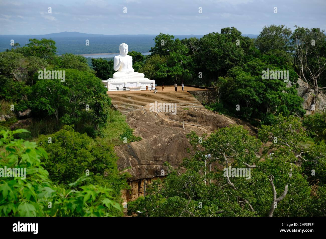 Sri Lanka Mihintale - vue aérienne de la statue de Bouddha Mihindale Banque D'Images