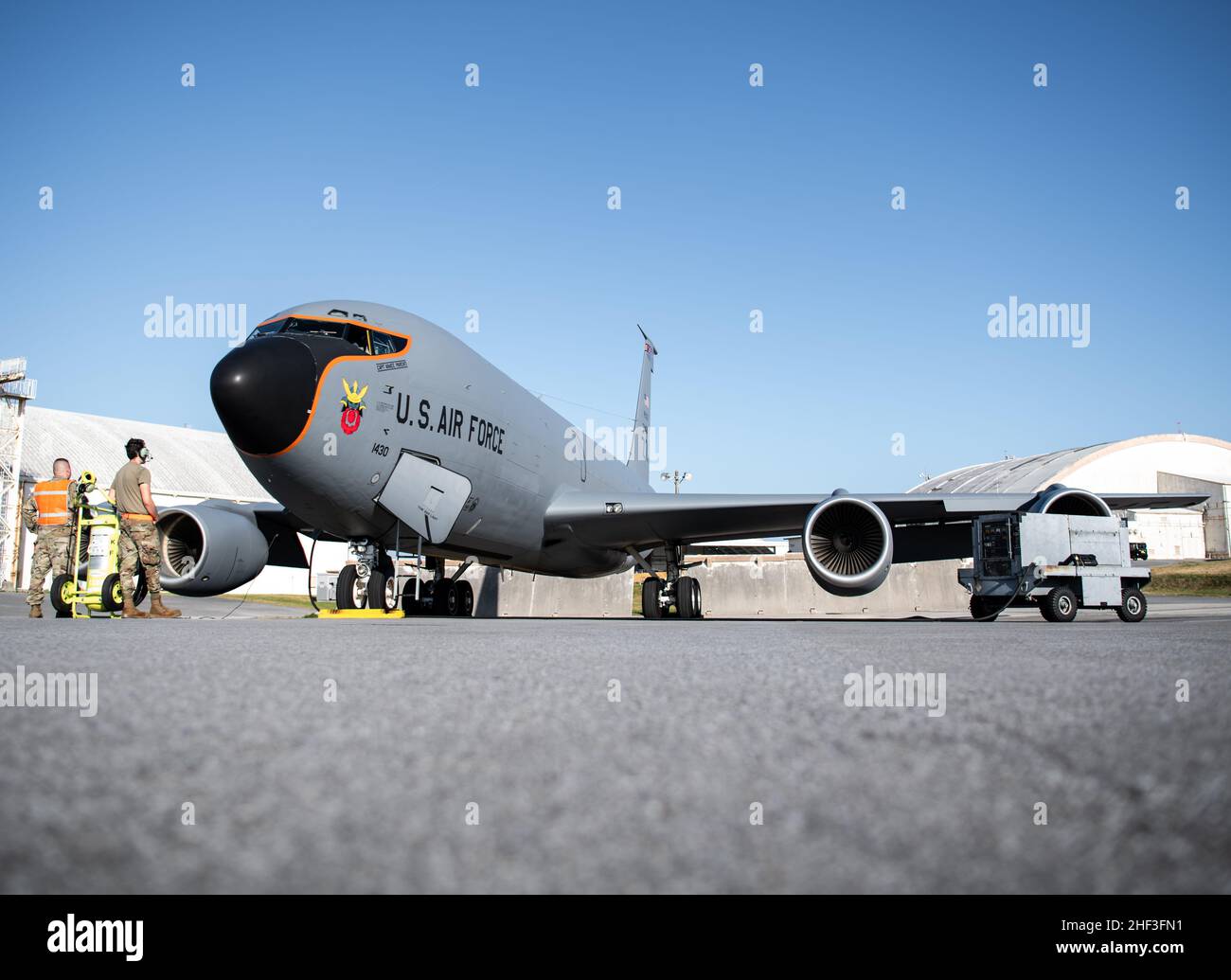 Les aviateurs de l'unité d'entretien des aéronefs 909th ont effectué des vérifications avant le vol pour un KC-135 Stratotanker de la U.S. Air Force à la base aérienne de Kadena, au Japon, le 16 décembre 2021.Jouant un rôle essentiel pour s'assurer que Kadena peut fournir une puissance aérienne décisive à l'appui de la paix dans l'ensemble de l'Indo-Pacifique, l'UMA 909th et l'escadron de ravitaillement aérien 909th travaillent ensemble pour garantir que les avions de ravitaillement peuvent fournir du carburant à tout moment et en tout lieu.(É.-U.Photo de la Force aérienne par Airman 1st Class Anna Nolte) Banque D'Images