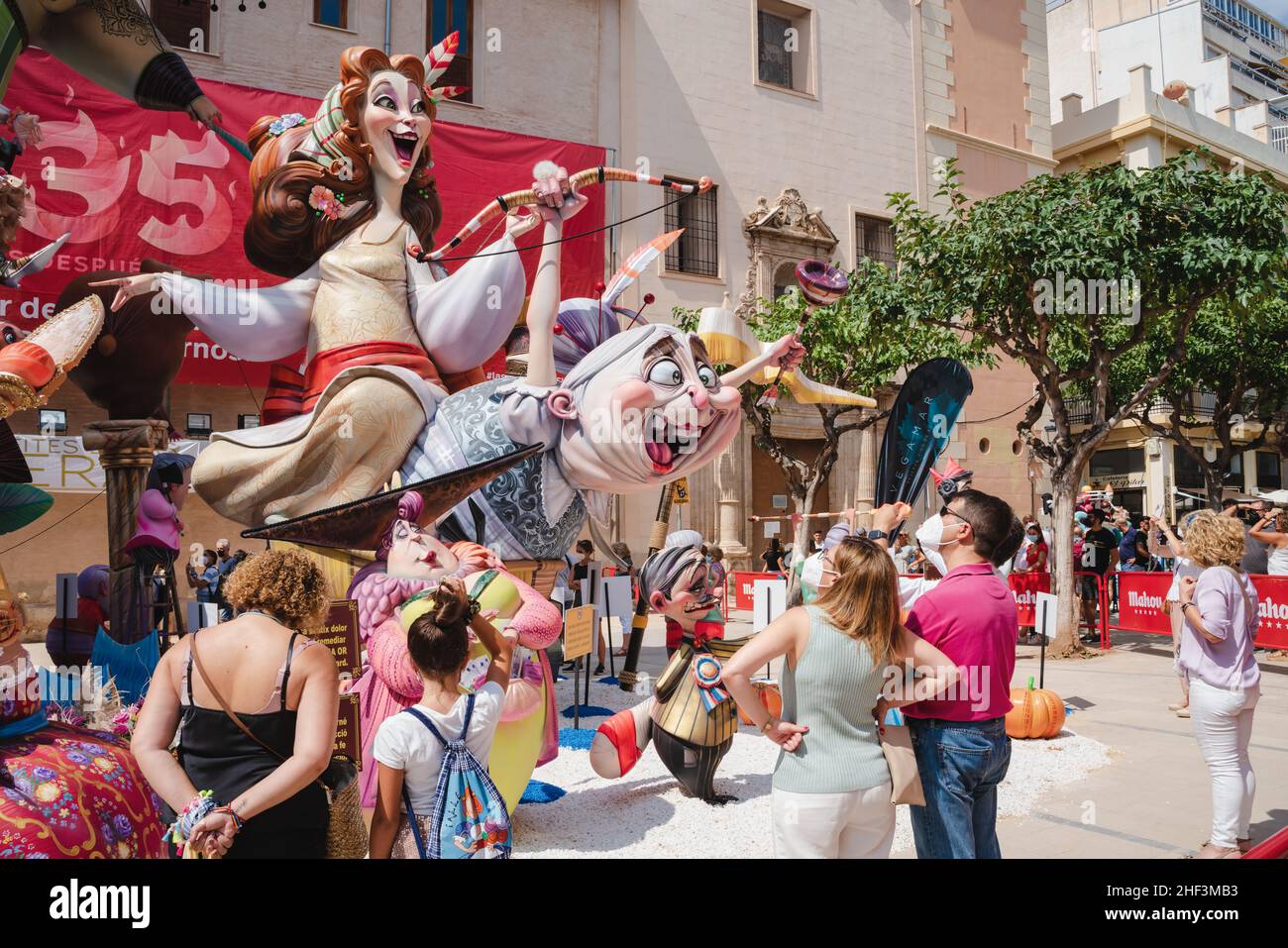 Valence, Espagne - 4 septembre 2021 : les visiteurs regardent l'installation de figurine de machine à papier « Fallas » conçue par « Paco Torres Josa », à la « Placa d Banque D'Images