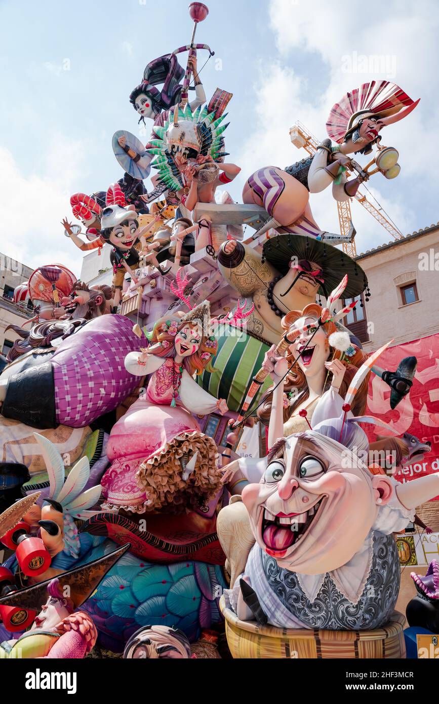 Valence, Espagne - 4 septembre 2021: Grande installation de figurine de machine à papier 'Fallas' conçue par 'Paco Torres Josa', à la 'Placa de Pillar' qui Banque D'Images