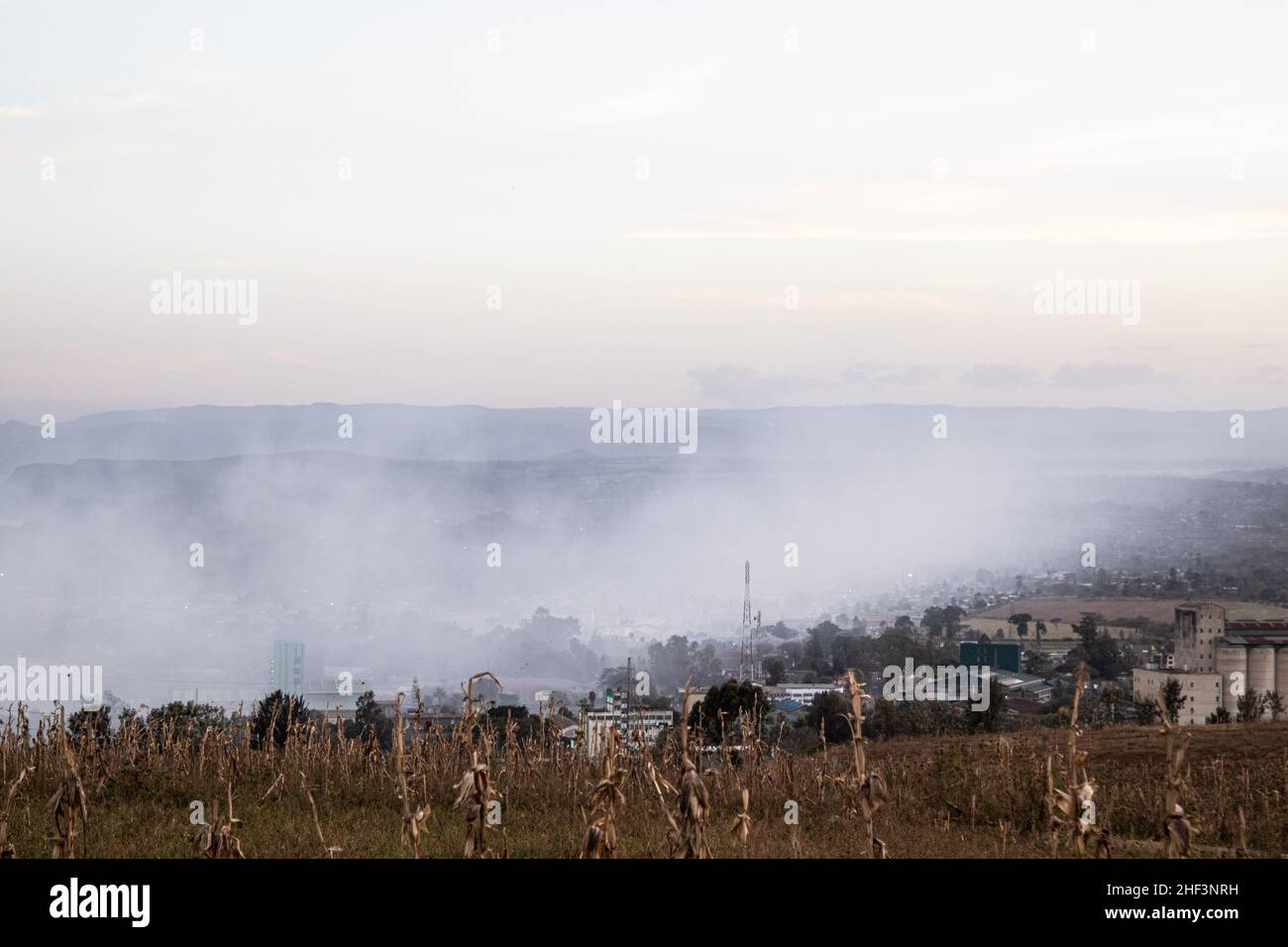 Nakuru, Kenya.11th janvier 2022.Un quartier résidentiel couvert de fumée provenant d'une décharge à ordures Gioto à proximité.La combustion ouverte de déchets dans les décharges de Nakuru, est devenue un événement commun, l'activité produit des fumées et des fumées qui sont nuisibles à l'environnement parce que les matériaux libèrent des produits chimiques toxiques qui polluent l'air et, à leur tour, causent des maladies et affectent le climat.(Photo de James Wakibia/SOPA Images/Sipa USA) crédit: SIPA USA/Alay Live News Banque D'Images