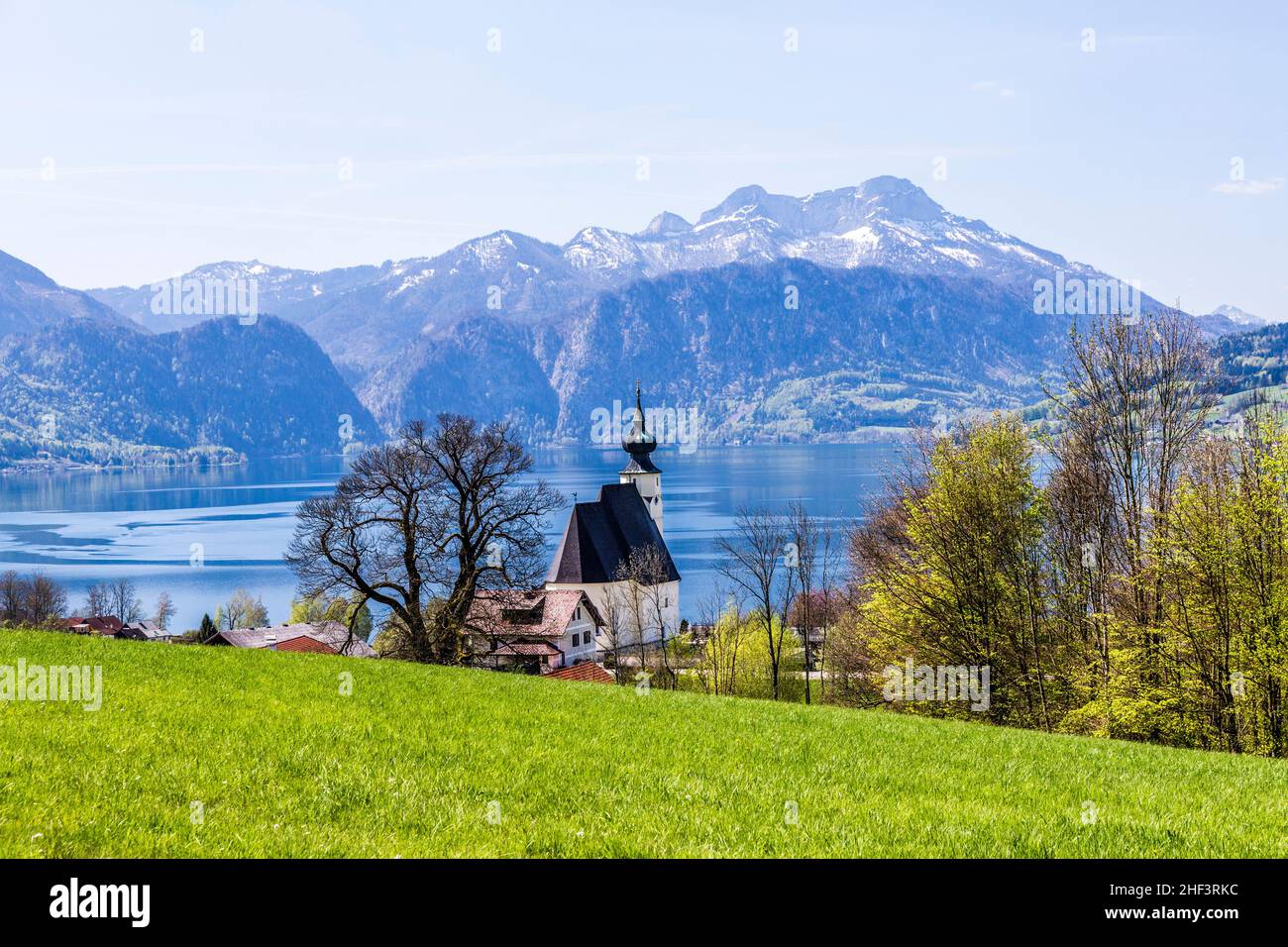 L'église Sankt Andreas romantique avec vue magnifique sur l'Attersee en Autriche Banque D'Images