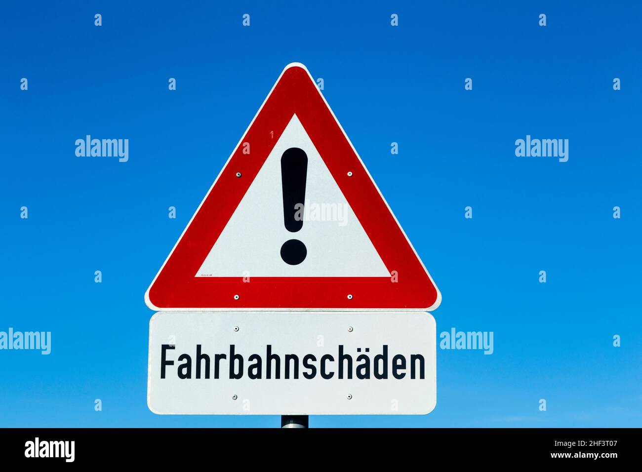 Plaque de rue - Street - Dommages à l'icône Avertissement sous ciel bleu Banque D'Images