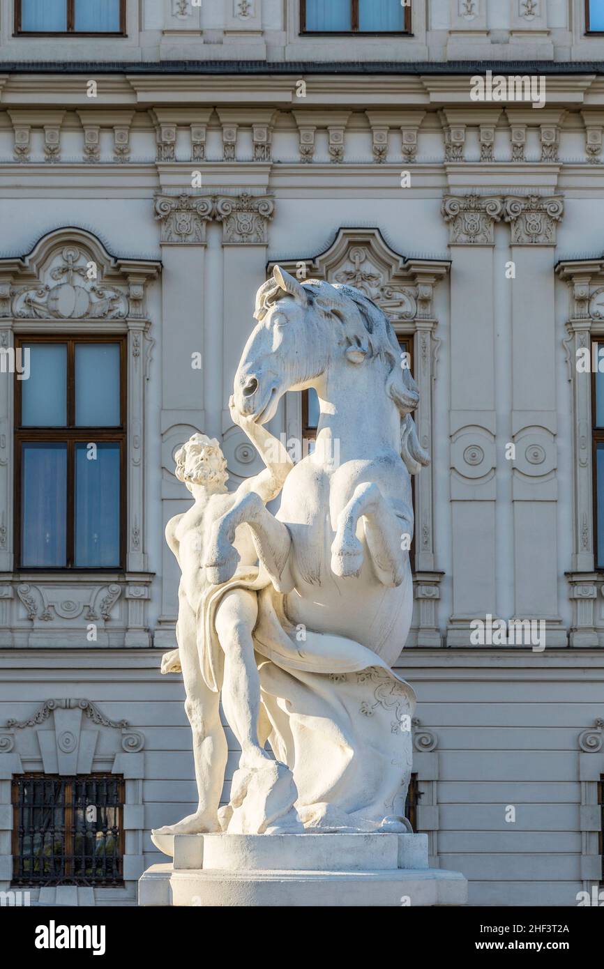 Statues dans le Palais du Belvédère en été, Vienne, Autriche Banque D'Images