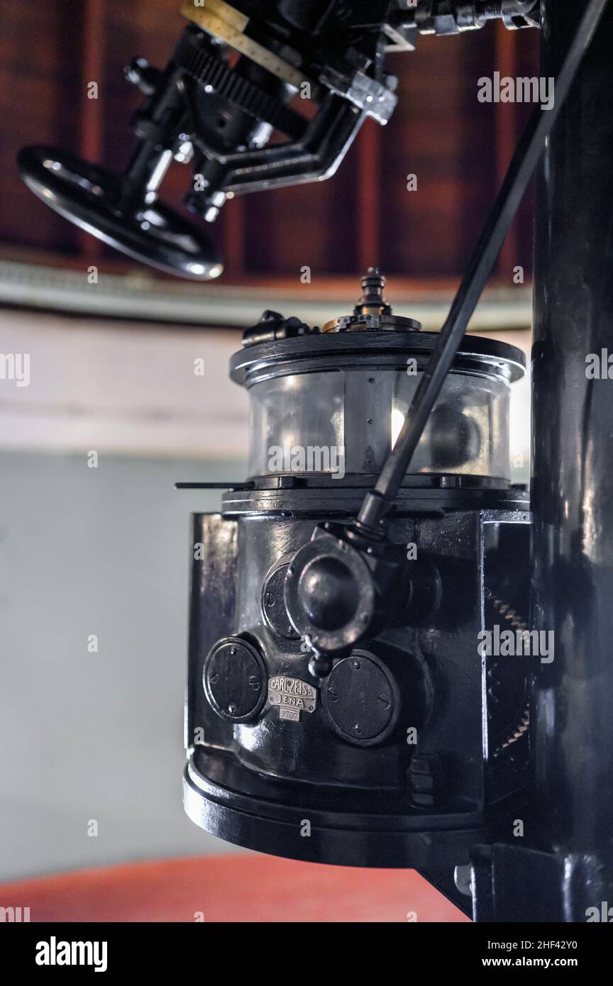 Sonneberg, Allemagne.13th janvier 2022.Le régulateur centrifuge purement mécanique sur le télescope réfractaire de l'astronome et fondateur de l'observatoire Sonneberg Cuno Hoffmeister.Certains bâtiments de l'Observatoire de Sonneberg sont en cours de rénovation ou attendent encore l'approbation de la rénovation conformément à l'ordre de conservation.Credit: Daniel Vogl/dpa/Alay Live News Banque D'Images