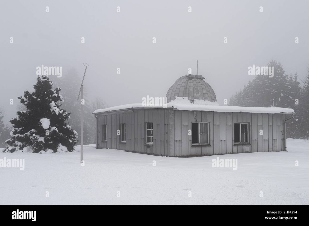 Sonneberg, Allemagne.13th janvier 2022.Le télescope de lentille de l'astronome et fondateur de l'observatoire Sonneberg Cuno Hoffmeisters avec un régulateur centrifuge purement mécanique est situé dans la maison 6.Le bâtiment et le dôme ont besoin d'être rénovés.Certains bâtiments de l'observatoire de Sonneberg sont en cours de rénovation ou attendent encore l'approbation de la rénovation conformément à l'ordre de conservation.Credit: Daniel Vogl/dpa/Alay Live News Banque D'Images