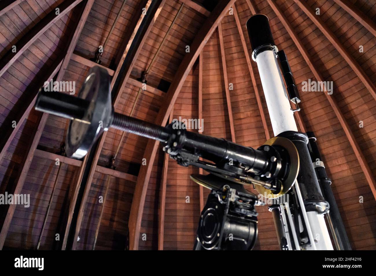 Sonneberg, Allemagne.13th janvier 2022.Le télescope réfractaire de l'astronome et fondateur de l'observatoire Sonneberg Cuno Hoffmeister avec un régulateur centrifuge purement mécanique.Certains bâtiments de l'Observatoire de Sonneberg sont en cours de rénovation ou attendent encore l'approbation de la rénovation conformément à l'ordre de conservation.Credit: Daniel Vogl/dpa/Alay Live News Banque D'Images
