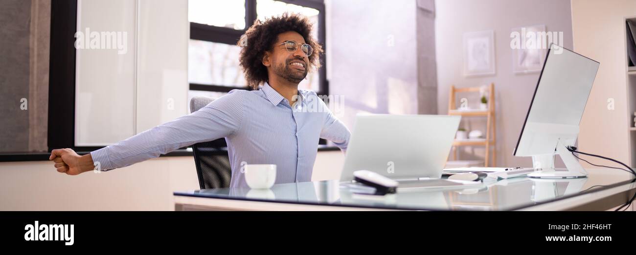 Exercice d'étirement des bras assis au bureau Banque D'Images