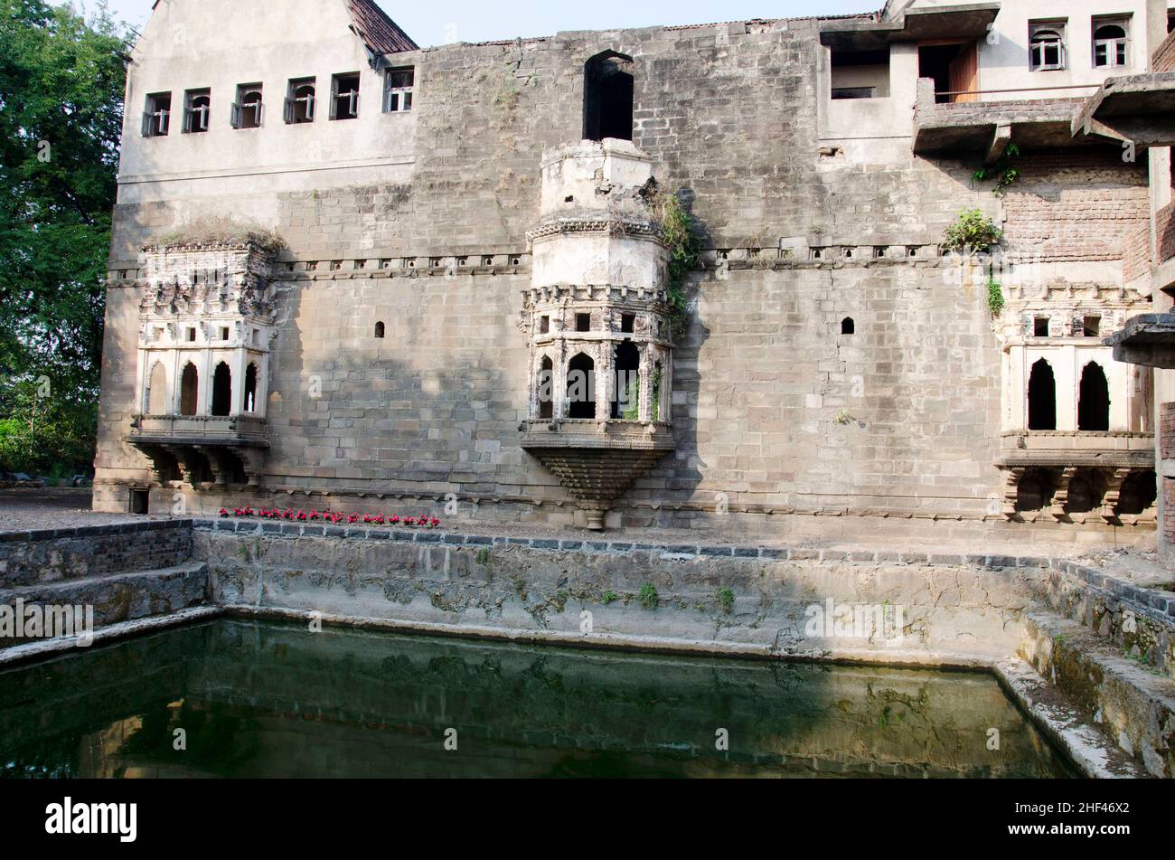 Petit étang avec une vue extérieure du Habashi Mahal, également connu sous le nom de Palais Malik Ambar, il a été construit vers 1590, il est situé à Junnar, près de Pune, Mah Banque D'Images