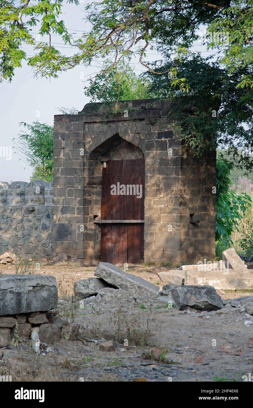 Ancienne porte près de Habashi Mahal, également connu sous le nom de Palais Malik Ambar, il a été construit vers 1590, il est situé à Junnar, près de Pune, Maharashtra, Inde Banque D'Images