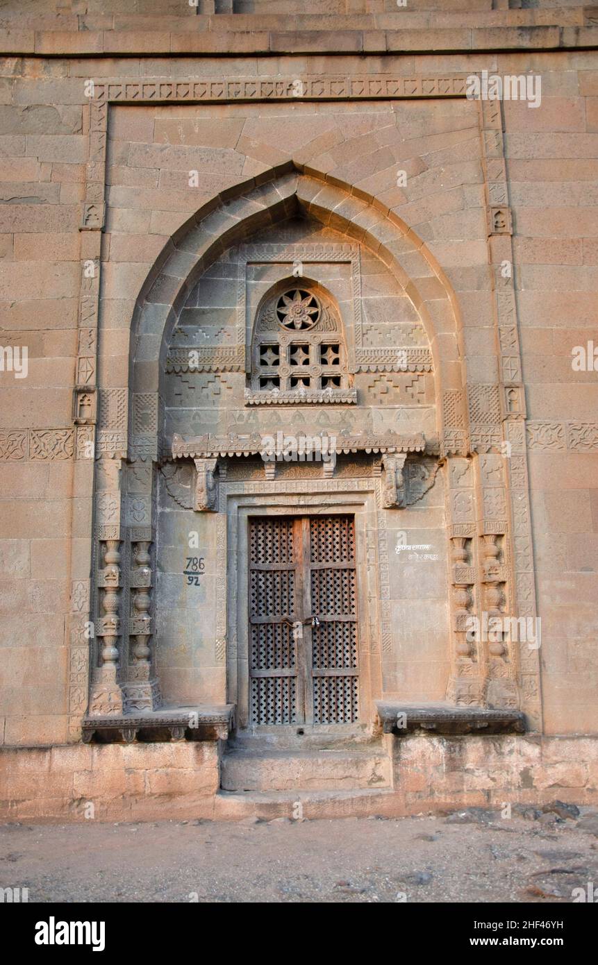 Entrée porte sculptée de Habashi Ghumat, Dargah de Sath Peer Baba situé à Junnar, près de Pune, Maharashtra, Inde Banque D'Images