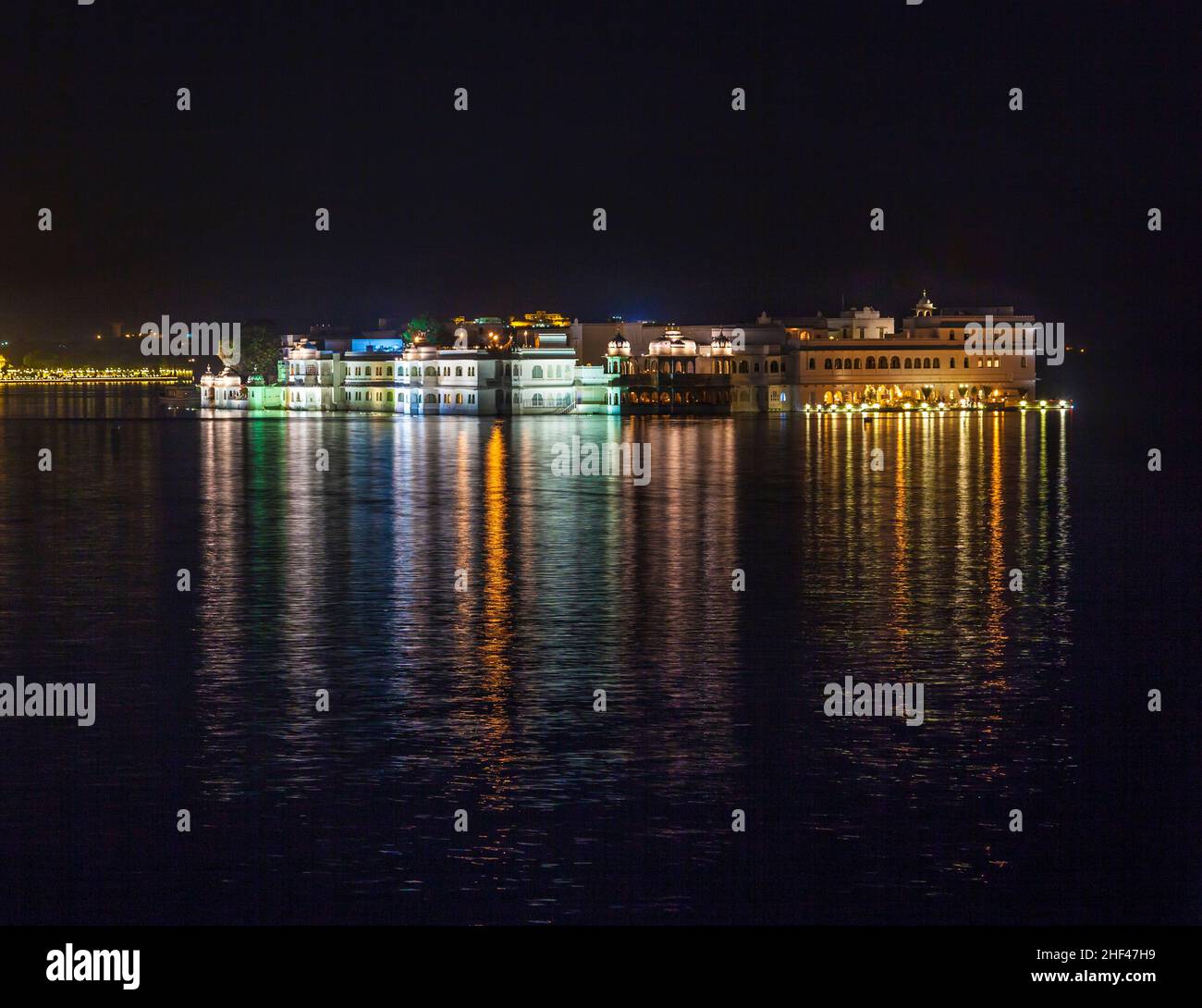Vue sur le lac Pichola au crépuscule, Udaipur, Inde Banque D'Images