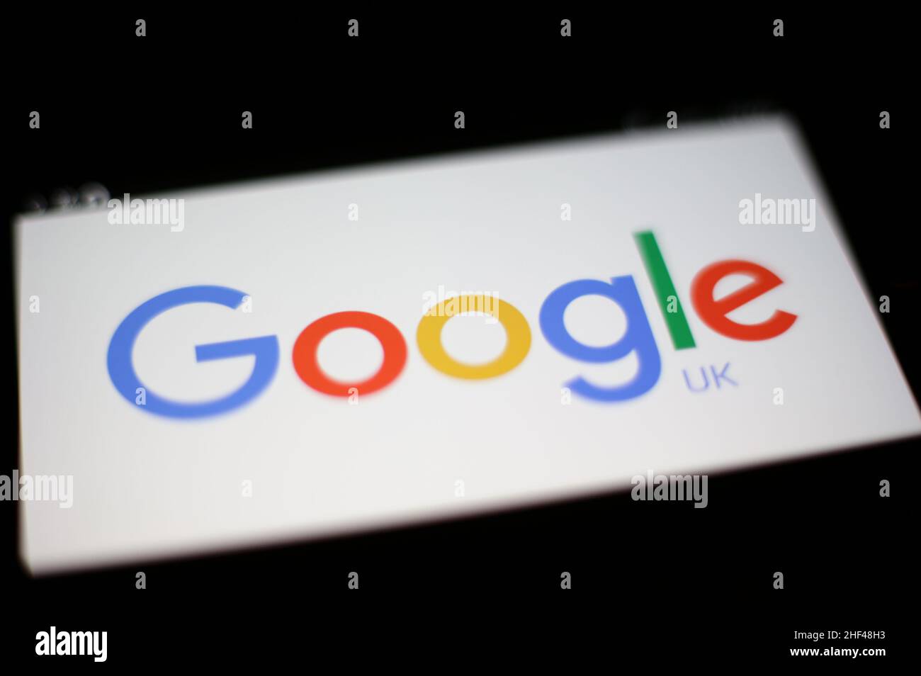 Photo du dossier datée du 27/01/16 d'un logo Google sur l'écran d'un téléphone portable.Google investit environ £730 millions dans l'achat d'un site à Londres où il est actuellement locataire. Banque D'Images