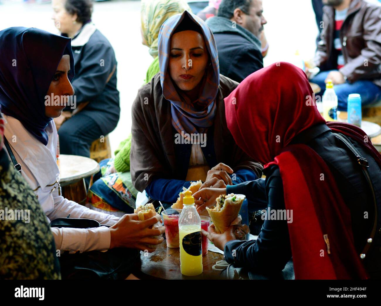 Le maquereau est grillé pour les célèbres sandwiches servis à partir de bateaux colorés près du pont de Galata à Istanbul, en Turquie. Banque D'Images